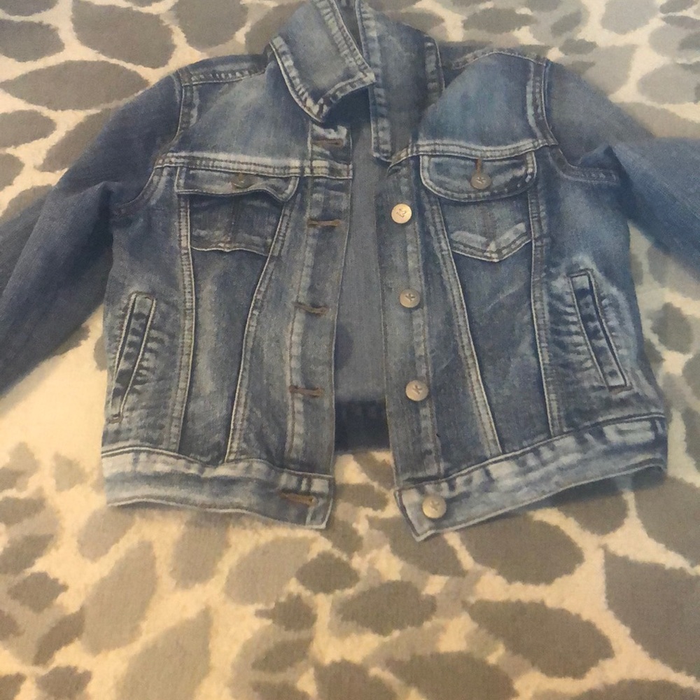 Cute denim jean jacket. Super trendy!!